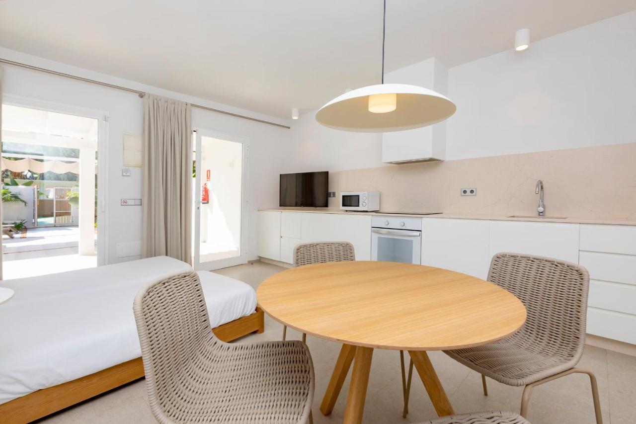 Ses Eufabietes Apartments & Restaurant Playa Migjorn Bagian luar foto