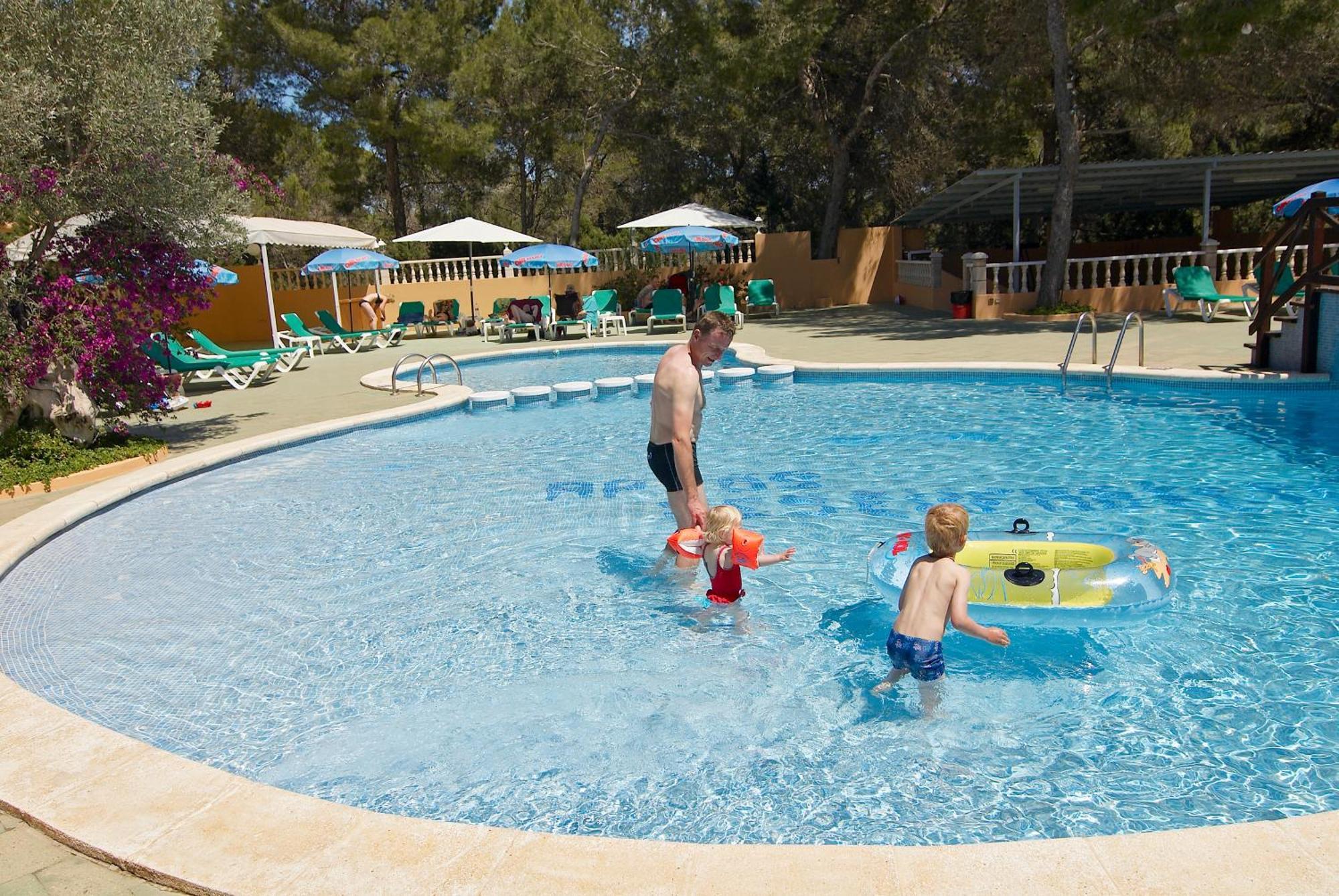 Ses Eufabietes Apartments & Restaurant Playa Migjorn Bagian luar foto
