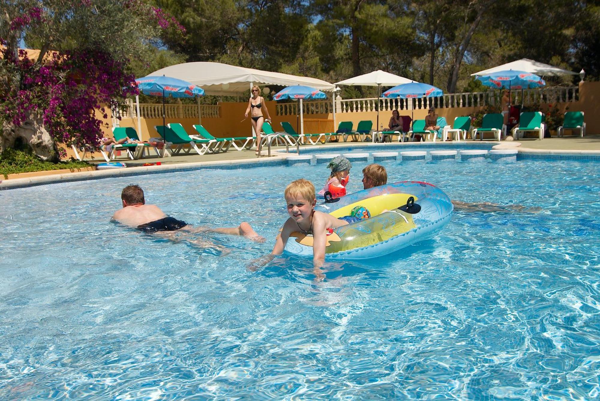 Ses Eufabietes Apartments & Restaurant Playa Migjorn Bagian luar foto