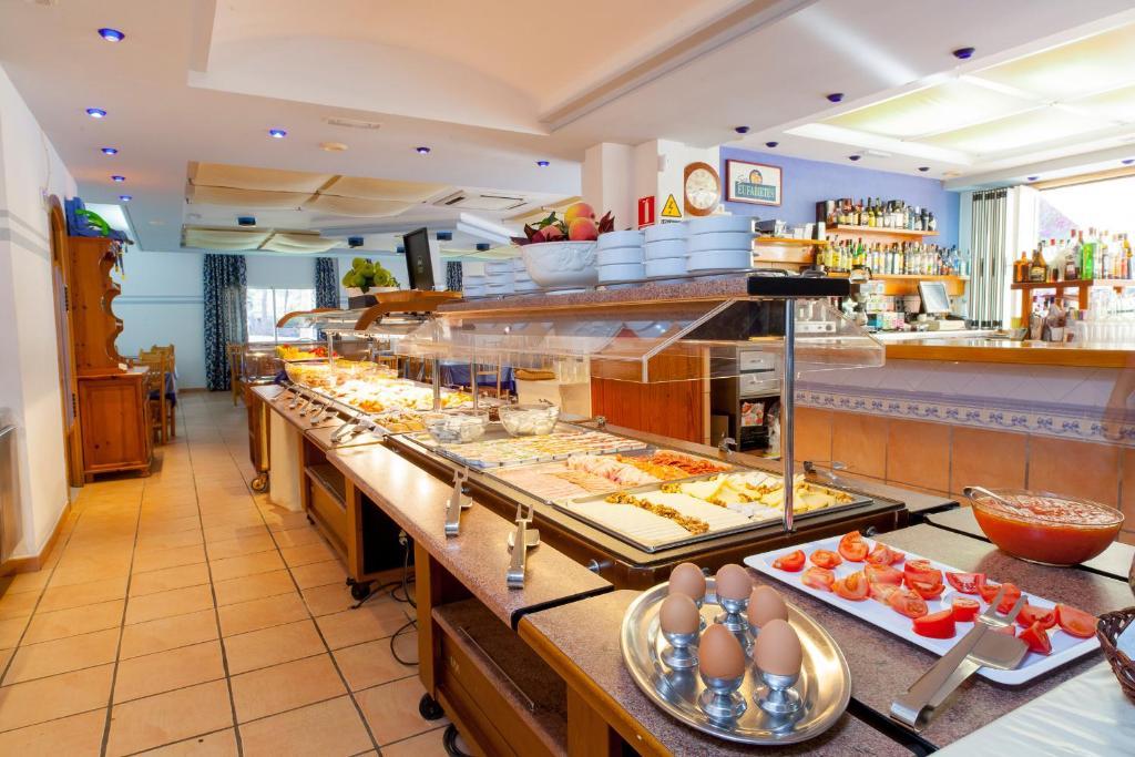 Ses Eufabietes Apartments & Restaurant Playa Migjorn Bagian luar foto