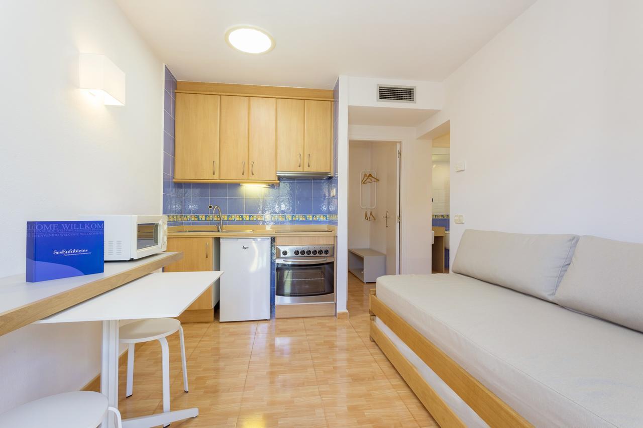 Ses Eufabietes Apartments & Restaurant Playa Migjorn Bagian luar foto