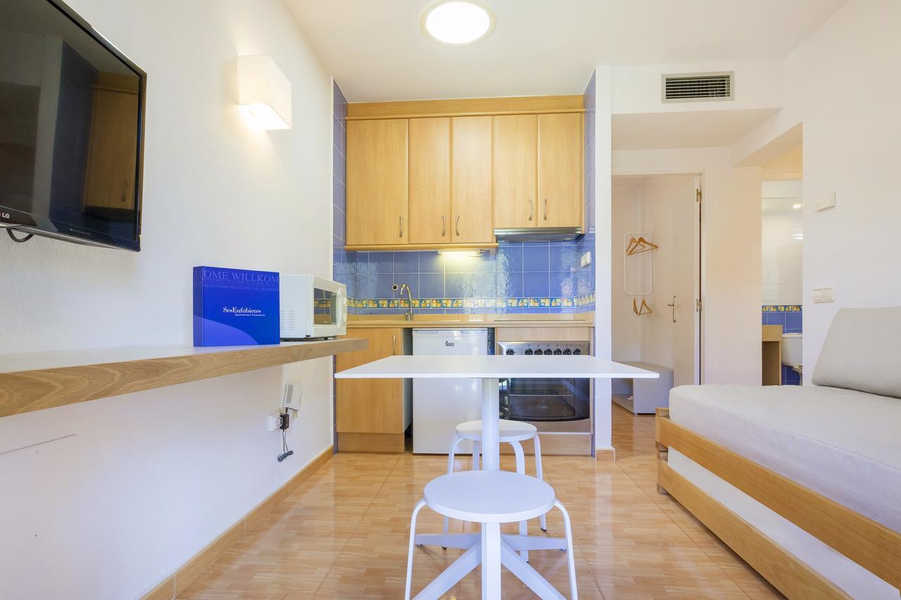 Ses Eufabietes Apartments & Restaurant Playa Migjorn Bagian luar foto