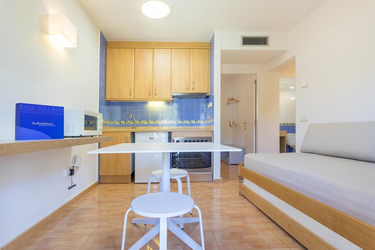 Ses Eufabietes Apartments & Restaurant Playa Migjorn Bagian luar foto