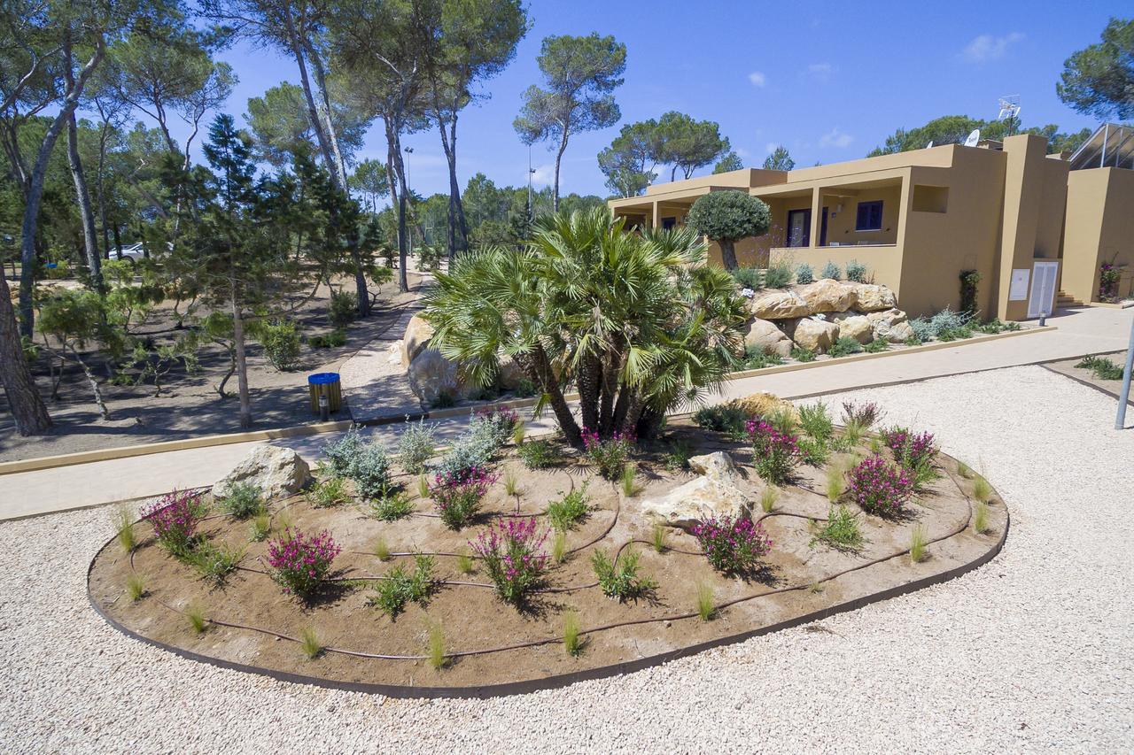 Ses Eufabietes Apartments & Restaurant Playa Migjorn Bagian luar foto