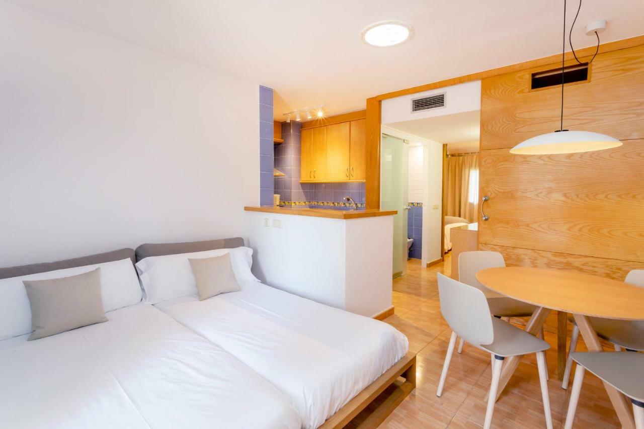 Ses Eufabietes Apartments & Restaurant Playa Migjorn Bagian luar foto